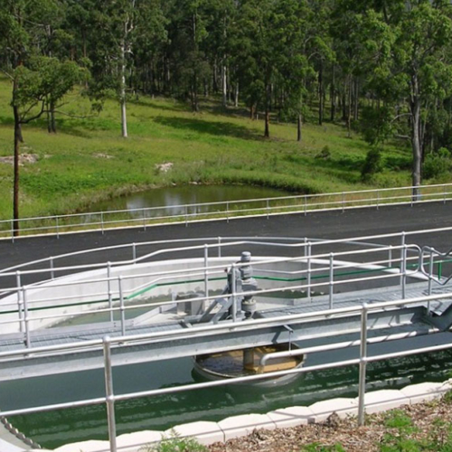 Fixed bridge clarifier